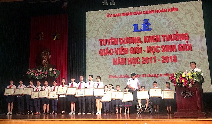 Tuyên dương và khen thưởng những em học sinh có hoàn cảnh khó khăn vươn lên trong học tập (Ảnh: An Nhiên).