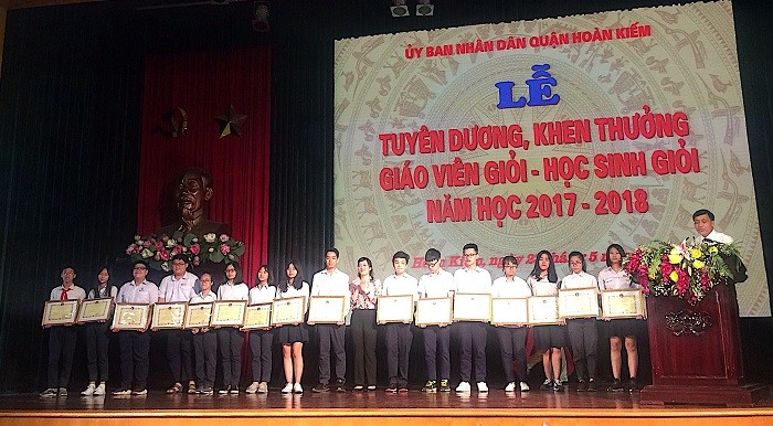 Tuyên dương và khen thưởng những em học sinh giỏi đạt thành tích cao trong học tập (Ảnh: An Nhiên).