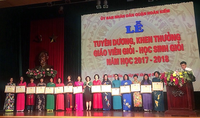 Tuyên dương và khen thưởng những nhà trường, giáo viên dạy giỏi, xuất sắc (Ảnh: An Nhiên).