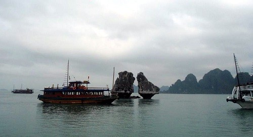 Hòn Gà chọi trên vịnh Hạ Long là bức tranh thiên nhiên duy nhất và đẹp nhất, đó là bình luận của nhóm bạn Đức (Ảnh: tác giả cung cấp).