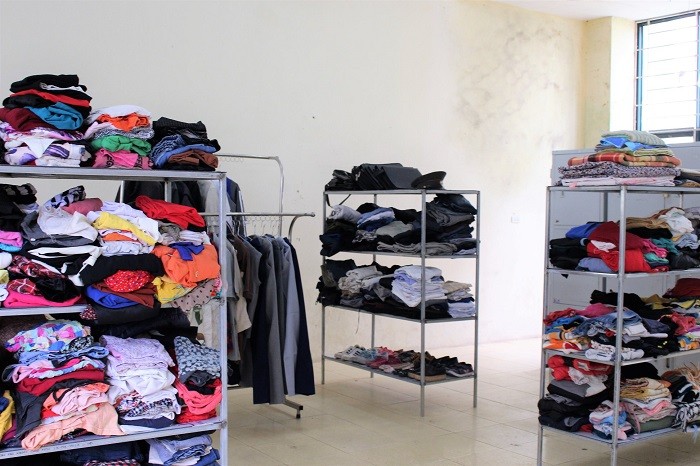 Các gian hàng quần áo được giặt sạch, gấp cẩn thận trước khi trao đến các bạn sinh viên.
