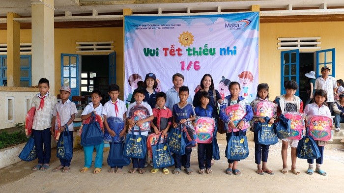 Công ty Cổ phần Hàng tiêu dùng Masan đến thăm và tặng quà cho con em của bà con dân tộc tại Trường phổ thông dân tộc bán trú tiểu học Trà Vinh.