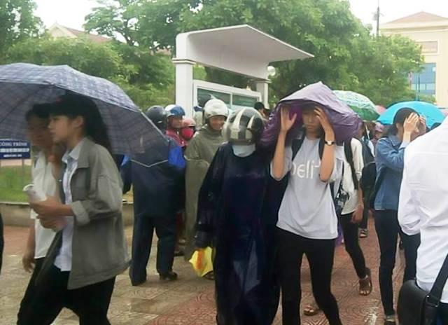 Các thí sinh thi vào Trường trung học phổ thông Chuyên Võ Nguyên Giáp đã hoàn thành kỳ thi của mình. (Ảnh: Thủy Phan)