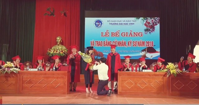 Phó Bí thư đoàn Trường đại học Vinh quỳ gối cầu hôn nữ sinh ngay trong lễ bế giảng (Ảnh cắt từ Clip).