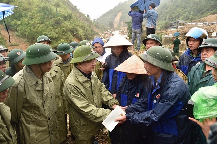 Phó Thủ tướng Trịnh Đình Dũng thăm hỏi, động viên bà con.