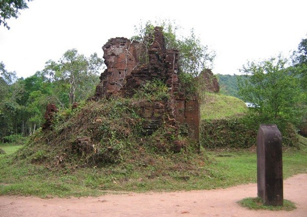 Một di tích đổ nát ở Mỹ Sơn. (Ảnh từ năm 2007)