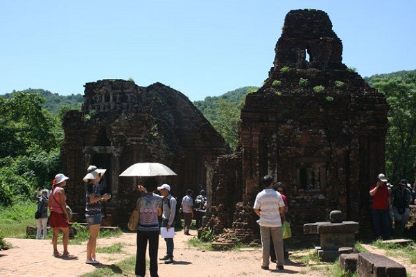 Khách du lịch ở Mỹ Sơn.