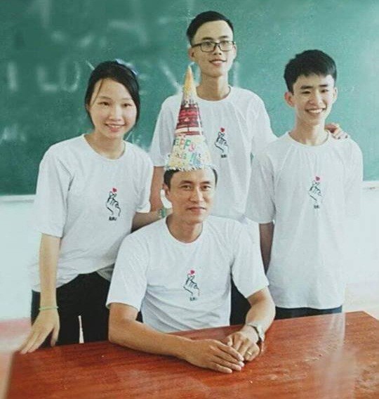 Phan Trung Kiên (ngoài cùng phía bên phải) cùng thầy giáo bồi dưỡng học sinh giỏi môn Lịch Sử và các bạn trong đội tuyển. (Ảnh: NVCC)