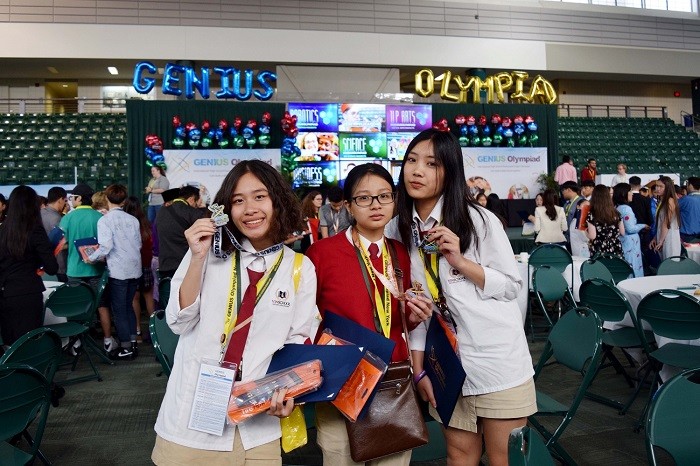 Mai Anh (đứng ngoài cùng bên trái) cùng những người bạn của mình tham dự vòng Chung kết GENIUS Olympiad tại New York, Mỹ.