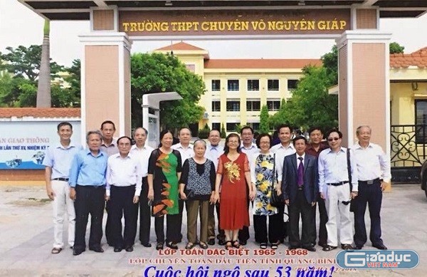 Những học sinh của lớp Toán đặc biệt đầu tiên gặp lại nhau sau hơn nửa thế kỷ xa cách.