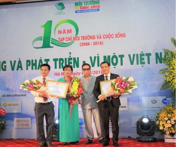 Tiến sĩ Hồ Ngọc Hải – Chủ tịch Hội Nước sạch và Môi trường Việt Nam trao bằng khen tại buổi lễ (Ảnh: moitruong.net.vn).