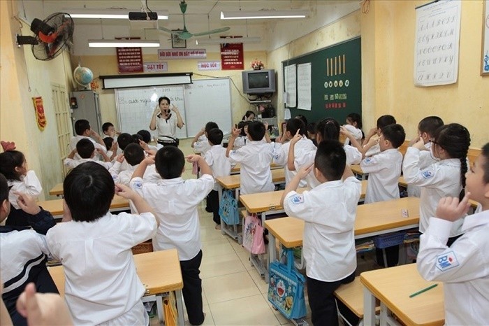Sĩ số lớp học quá đông sẽ làm nảy sinh tiêu cực trong giáo dục (Ảnh minh họa: laodong.vn).
