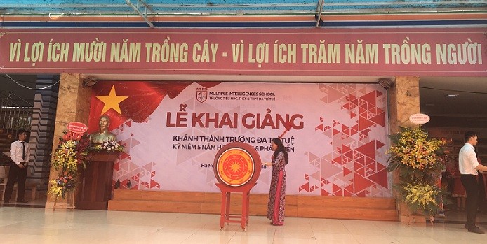 Hiệu trưởng Trường tiểu học, trung học cơ sở, trung học phổ thông Đa Trí Tuệ đánh trống khai giảng năm học mới 2018-2019 (Ảnh: A.N).