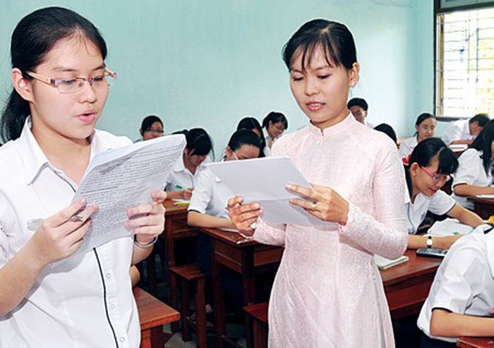 Giáo viên kiểm tra bài học sinh (Ảnh mang tính chất minh họa: Báo Giáo dục và Thời đại).