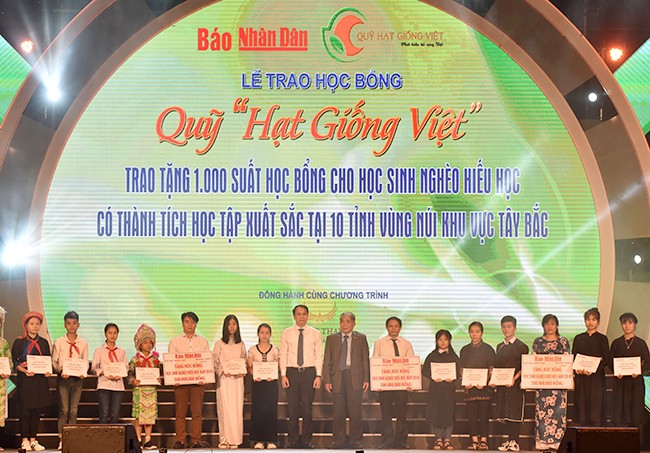 Ông Phạm Mạnh Hùng, Thứ trưởng Bộ Giáo dục và Đào tạo và ông Lê Thanh Thản, Chủ tịch Tập đoàn Mường Thanh trao học bổng cho các em học sinh.