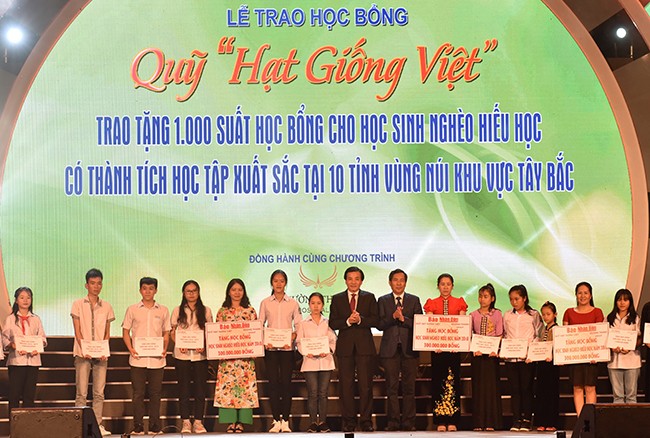 Ông Thuận Hữu, Uỷ viên Ban chấp hành Trung ương Đảng, Tổng Biên tập Báo Nhân Dân, Phó trưởng Ban Tuyên giáo Trung ương, Chủ tịch Hội Nhà báo Việt Nam và ông Trần Văn Sơn, Uỷ viên Ban chấp hành Trung ương Đảng, Bí thư Tỉnh uỷ, Trưởng đoàn Đại biểu Quốc hội tỉnh Điện Biên trao học bổng cho các em học sinh.