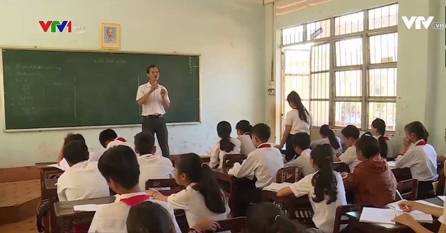 Thăng hạng, tội nhất là giáo viên trung học cơ sở (Ảnh minh họa: vtv.vn).