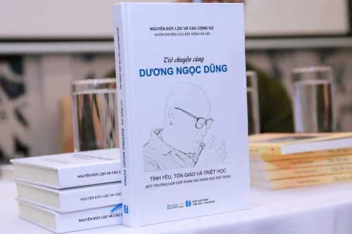 Cuốn sách Trò chuyện cùng Dương Ngọc Dũng (Ảnh minh họa: doisongphapluat.com).