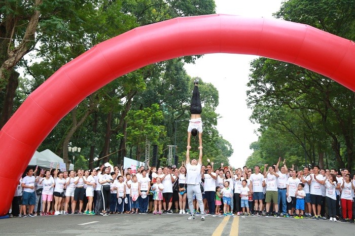 Anh em Nghệ sĩ Quốc Cơ – Quốc Nghiệp làm nóng bầu không khí bằng một màn trình diễn ngắn.