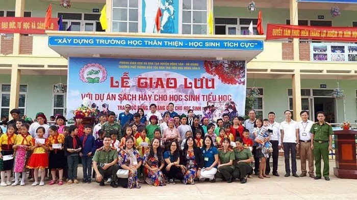 Dự án &quot;Sách hay dành cho học sinh tiểu học&quot; tặng sách cho các em học sinh vùng khó khăn (Ảnh: tác giả cung cấp).