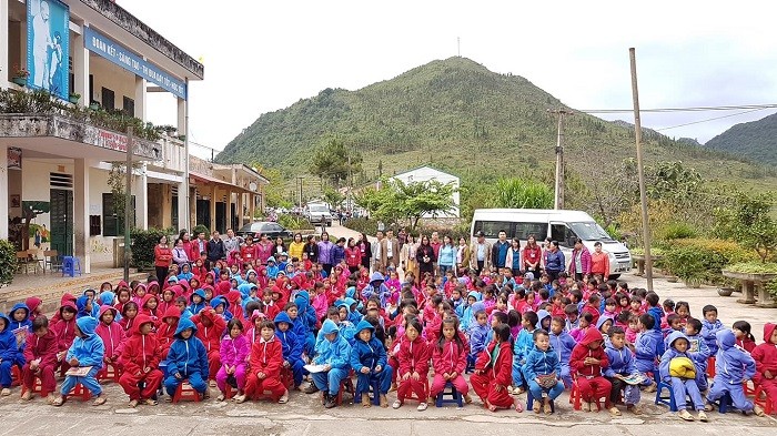 Các em học sinh vùng cao vô cùng hào hứng và thích thú khi Dự án sách hay đến với các em (Ảnh: tác giả cung cấp).