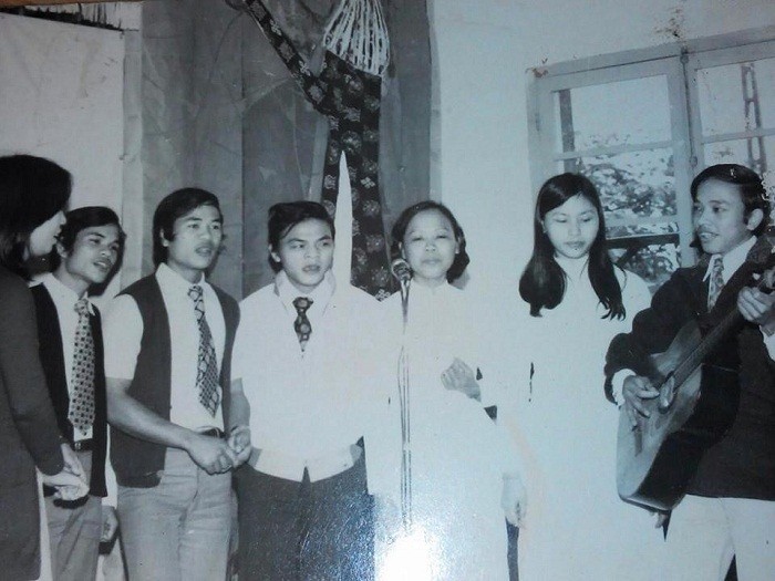 Nhóm sinh viên Lớp Vạn Vật, Trường Đại học Sư phạm Huế Khóa 1971-1975 (Thầy Nguyễn Khoa Lân: người cầm đàn). Ảnh: tác giả cung cấp.