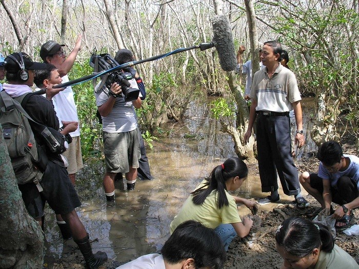 Thầy Nguyễn Khoa Lân cùng các em sinh viên nghiên cứu trồng rừng ngập mặn ở Rú Chá (Ảnh: tác giả cung cấp).