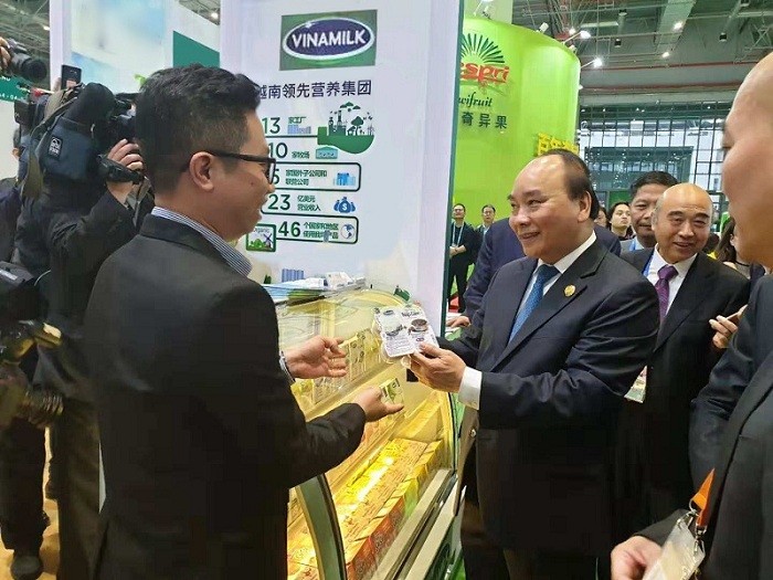 Thủ tướng Việt Nam Nguyễn Xuân Phúc quan tâm đến sản phẩm sữa chua nếp cẩm của Vinamilk.