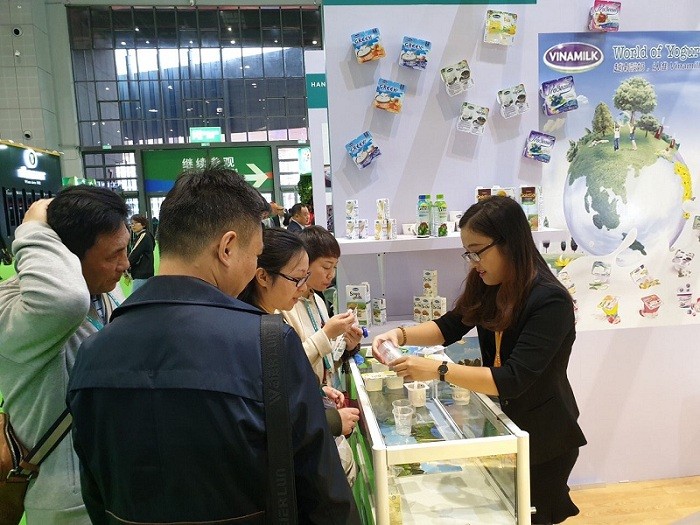 Người tiêu dùng Trung Quốc dùng thử và thích thú với các sản phẩm của Vinamilk tại hội chợ.