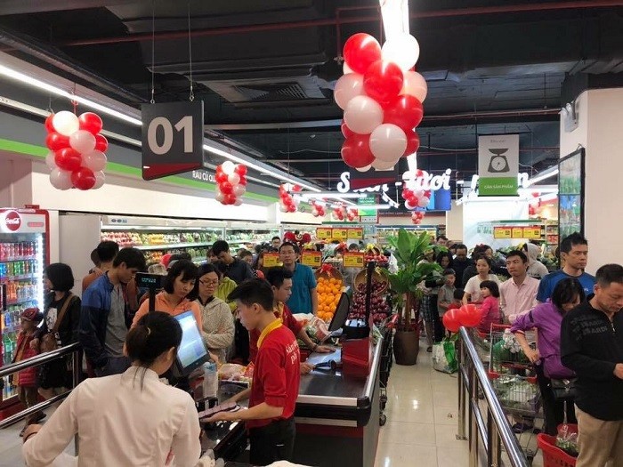 Đông đảo người dân hào hứng tới VinMart mới mua sắm ngay trong ngày đầu khai trương.