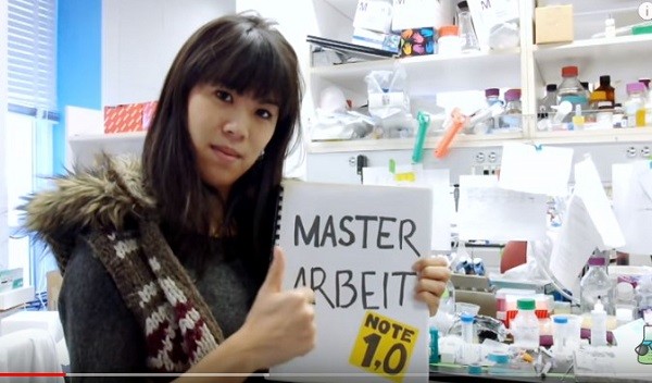 Kim Mai diễn giải trên Videofilm You Tube &quot;schönschlau&quot; với chủ đề “học thế nào để đạt điểm 1,0 - điểm giỏi - khi tốt nghiệp đại học” (Ảnh: tác giả cung cấp).