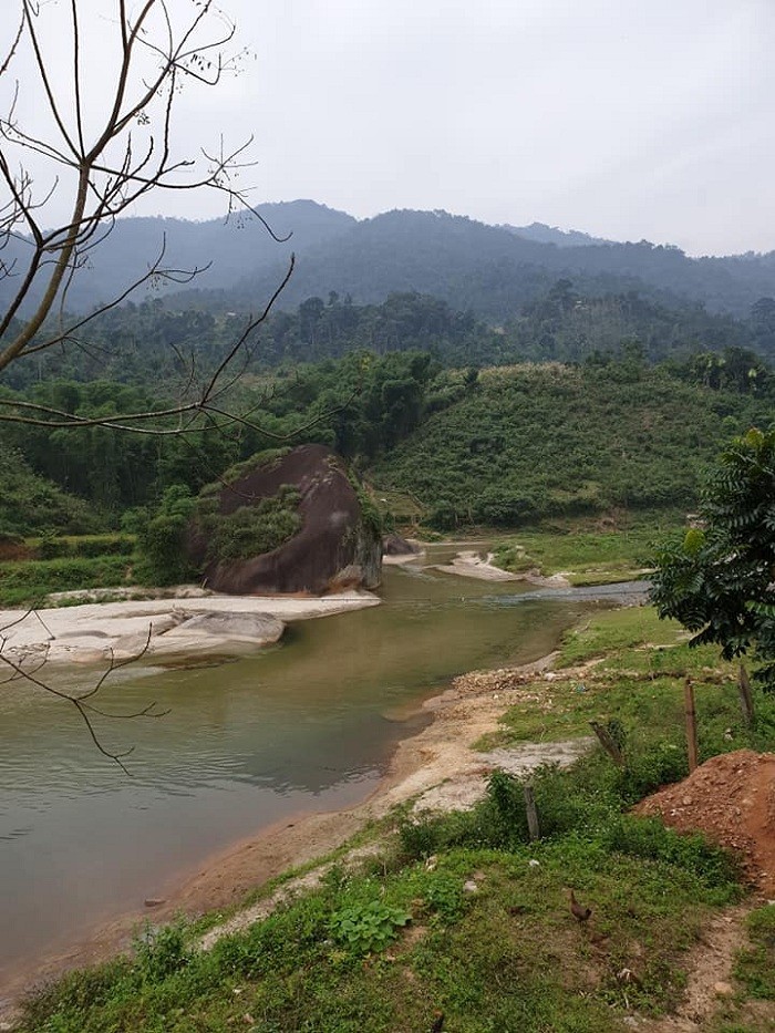 Trường Nậm Giải nằm ở vị trí thật đẹp, lãng mạn và thơ mộng vì nằm ngay bên bờ suối (Ảnh: tác giả cung cấp).