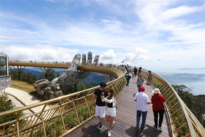 Khách tham quan đi bộ trên Cầu Vàng Sun World Ba Na Hills.