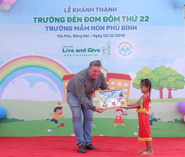 Ông Jan Peeters - Nhà sáng lập tổ chức Live &amp; Give nhận tranh do các em học sinh trường Phú Bình vẽ tặng.