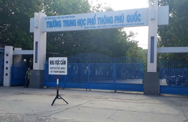 Lộ đề kiểm tra toán ở Trường trung học phổ thông Phú Quốc (Ảnh: Tuấn Anh/vietnammoi.vn).