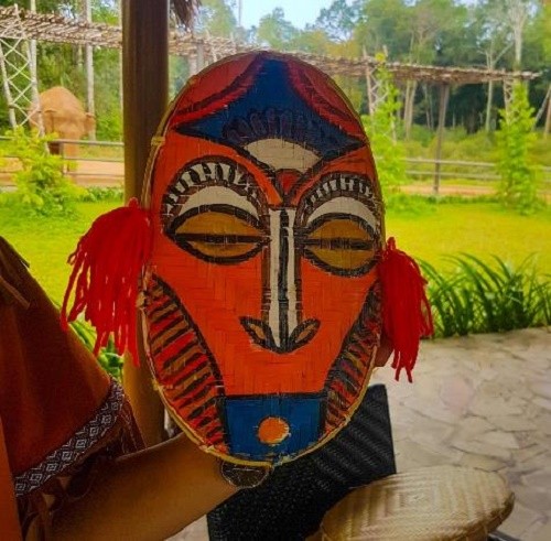 Du khách sẽ được hòa mình vào bầu không khí Phi Châu với hoạt động vẽ mặt nạ đặc sắc.