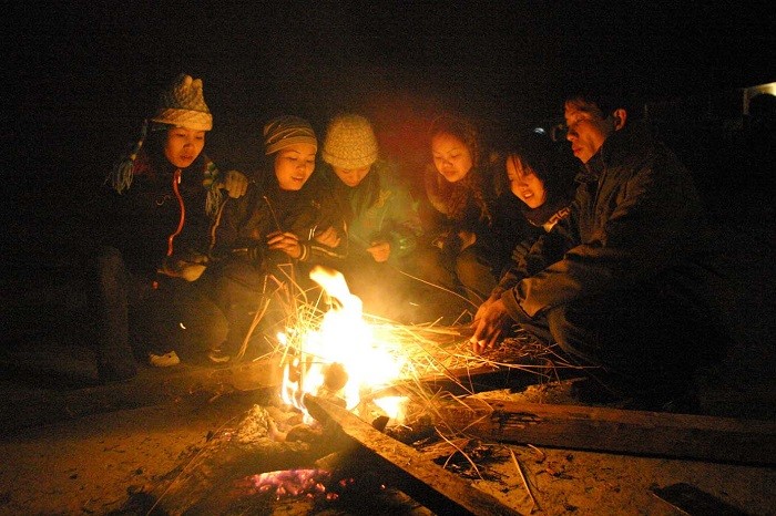 Khách du lịch đốt sưởi ban đêm trên núi Mẫu Sơn.