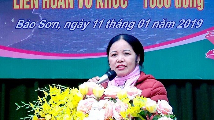 Cô Đỗ Thị Hồng Hạnh - Bí thư chi bộ, Hiệu trưởng trường Trung học cơ sở Bảo Sơn phát biểu về mục đích và ý nghĩa của ngày Hội. Ảnh. T.C.C