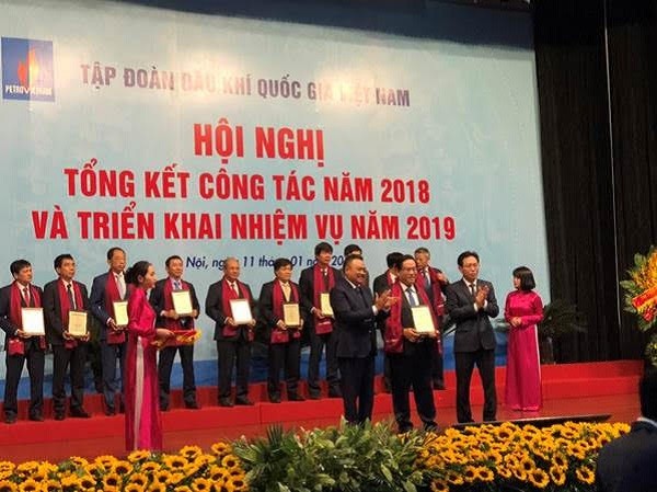 Tổng Giám đốc BIENDONG POC Ngô Hữu Hải đón nhận biểu trưng vinh danh từ lãnh đạo Tập đoàn Dầu khí Việt Nam.