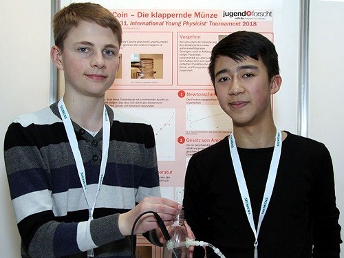 Nguyễn Thanh Tiến (áo đen) đạt giải 1 về Vật lý tại tiểu bang Sachsen.