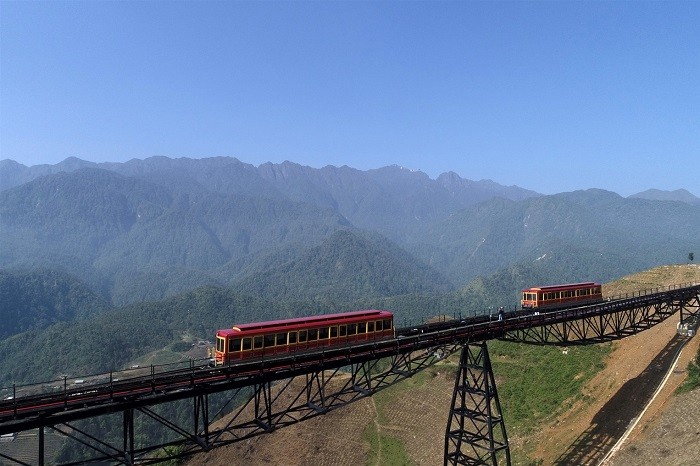 Tàu hỏa leo núi Mường Hoa đẹp không kém Glacier Express ở Thụy Sỹ.