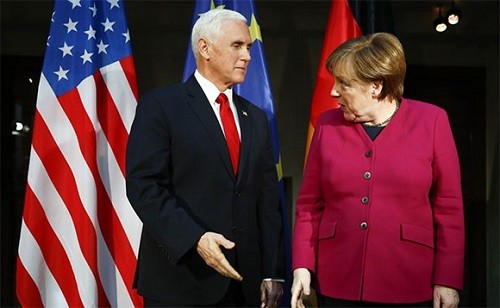 Thủ tướng Đức, Angela Merkel (phải) và Phó Tổng thống Mỹ, Mike Pence tại Hội nghị An ninh Munich 2019 (Ảnh: AP).