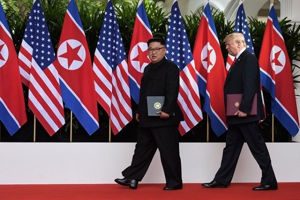 Nhà lãnh đạo Triều Tiên, Kim Jong-un (trái) và Tổng thống Mỹ, Donald Trump tại cuộc gặp thượng đỉnh đầu tiên ở Singapore (Ảnh: Reuters).