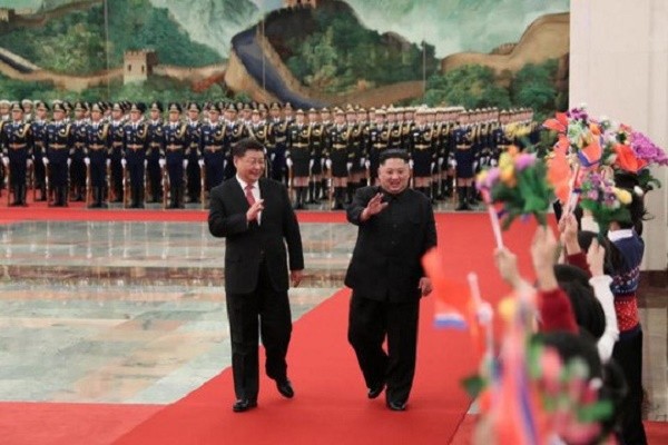 Chủ tịch Trung Quốc Tập Cận Bình (trái) và nhà lãnh đạo Triều Tiên, Kim Jong-un tại lễ đón ở Đại lễ Đường Nhân dân ở Bắc Kinh ngày 08/1/2019. (Ảnh: Xinhua.net)