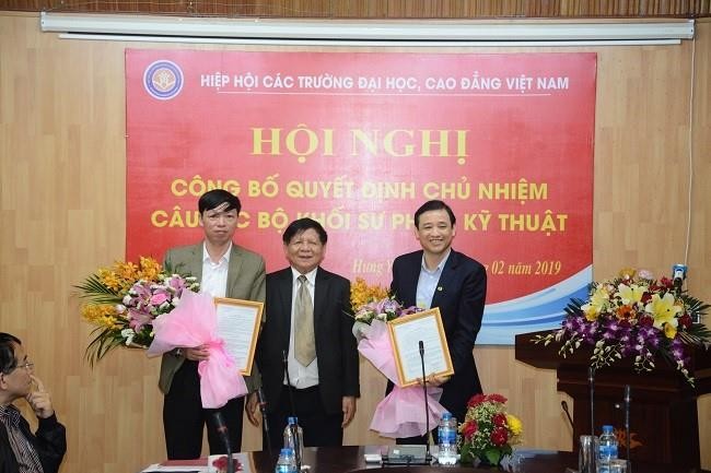 Phó giáo sư, Tiến sĩ Nguyễn Xuân Nhĩ – Phó Chủ tịch Hiệp hội tặng hoa chúc mừng Giáo sư, Tiến sĩ Trần Trung – nguyên Chủ nhiệm Câu lạc bộ và Phó giáo sư, Tiến sĩ Bùi Trung Thành – Tân Chủ nhiệm Câu lạc bộ tại Hội nghị.