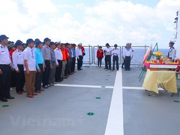 Theo thông lệ, bất cứ tàu hải quân nào đi qua vùng biển Gạc Ma, Cô Lin, Len Đao đều tổ chức lễ viếng và thả hoa tưởng niệm 64 liệt sỹ (Ảnh: Hồng Kiều/ Vietnam+).