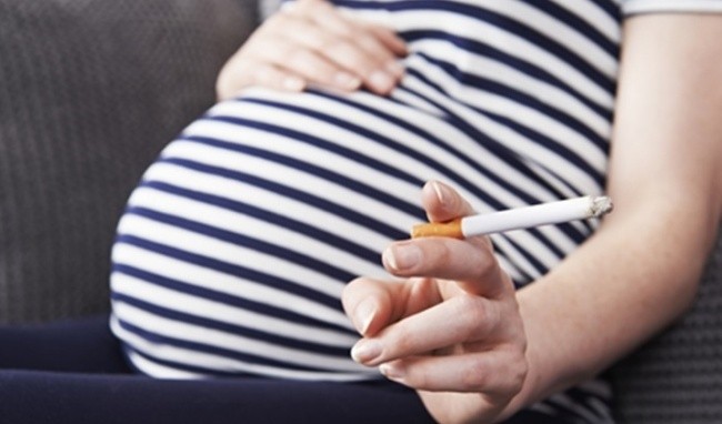 Phụ nữ hút thuốc gây nguy cơ sảy thai cao hơn không hút thuốc (Ảnh: Theo TheHealthsite).