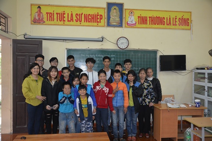 Lớp học tình thương ở chùa Hương Lan luôn dành được sự quan tâm dạy bảo của nhiều cô giáo dù đã nghỉ hưu và các bạn sinh viên tình nguyện trợ giảng. Ảnh: Công Tiến.