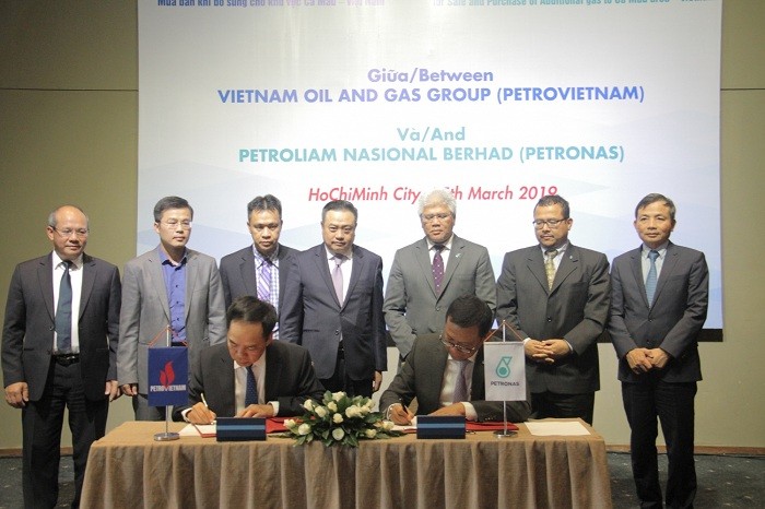 Đại diện lãnh đạo Petrovietnam và Petronas ký Thỏa thuận khung dưới sự chứng kiến của lãnh đạo 2 phía.