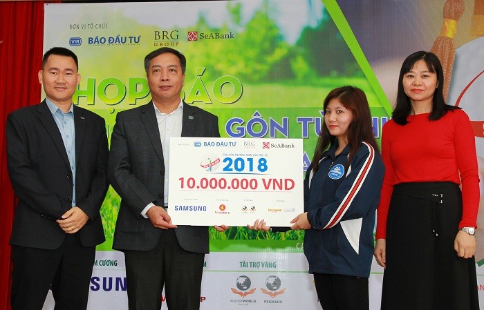 Đại diện ban tổ chức giải trao học bổng cho các em học sinh, sinh viên.